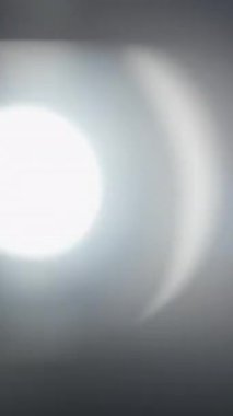 Gradyan prizma sürüsü ve ışık sızıntısı. Ağır çekim. Dikey Biçim.