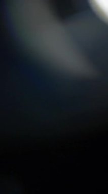 Prizma örtüleri ve ışık sızıntıları. Ağır çekim. Dikey Biçim.