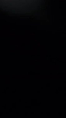 Cam prizma yansımasından oluşan bir sürü soyut ışık sızıntısı. Dikey Biçim.