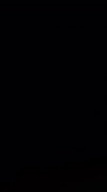 Cam prizma kırılması sonucu oluşan soyut ışık sızıntıları. Dikey Biçim.