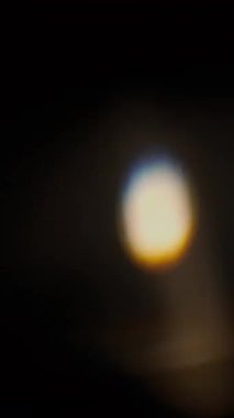 Bir sürü soyut prizma örtüsü ve ışık sızıntısı. Dikey Biçim.