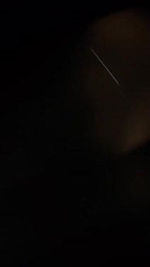 Siyah arka planda soyut prizma sürüsü. Dikey Biçim.