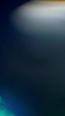 Gökkuşağı renklerinde cam prizma yansımasından oluşan soyut ışık sızıntıları. Ağır çekim. Dikey Biçim.