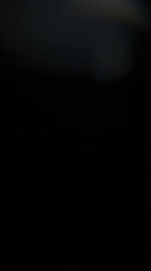 Cam prizma yansımasından oluşan bir sürü soyut ışık sızıntısı. Dikey Biçim.