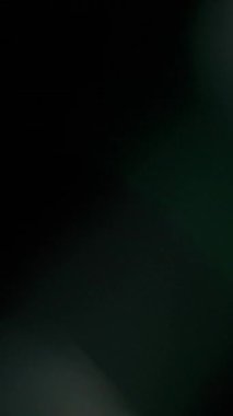 Siyah arka planda soyut yeşil cam prizma paketi. Dikey Biçim.