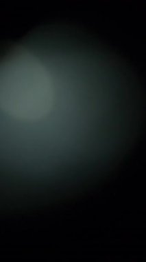 Işık sızıntısı sürüsü renk değişimi prizması yaratıyor. Ağır çekim. Dikey Biçim.