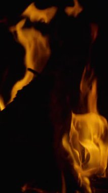 Şenlik ateşi ağır çekimde yanıyor. Dikey Biçim.