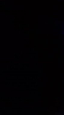 Bir sürü ışık sızıntısı ve prizma kırılması. Ağır çekim. Dikey Biçim.