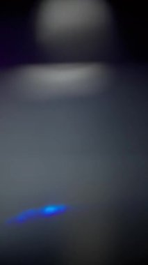 Işık sızıntıları ve cam prizması ağır çekimde kırılıyor. Dikey Biçim.