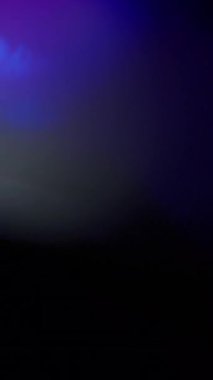 Gökkuşağı cam prizmasının yansımasından oluşan soyut ışık sızıntıları. Ağır çekim. Dikey Biçim.