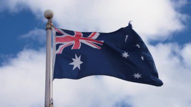 Bulutlu gökyüzüne karşı rüzgarda dalgalanan Belçika bayrağı. Yavaş çekim.