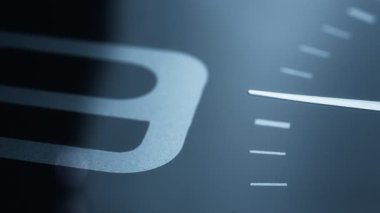 Işık hareketi, klasik bir siyah duvar saatinde saat 9 yönünde olduğunu gösteriyor. Dolly, yaklaş, yavaş çekim..