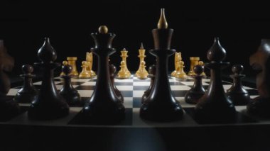 Dama tahtasındaki tahta siyah beyaz satranç taşları. Dolly içeri, makro çekim, yavaş çekim..