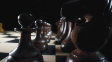 Siyah ahşap satranç taşlarından yapılmış makro çekimde Dolly. Yavaş çekim.