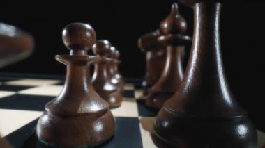 Siyah ahşap satranç taşlarının makro çekimini yap. Yavaş çekim.