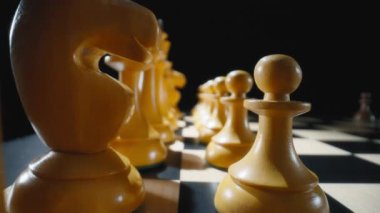 Beyaz ahşap satranç taşlarından yapılmış makro çekimde Dolly. Yavaş çekim.