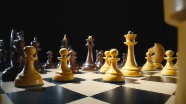 Satranç tahtasındaki klasik satranç taşlarının makro çekiminde Dolly. Yavaş çekim.