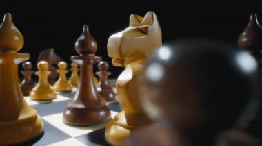 Satranç tahtasındaki beyaz şövalye satranç taşının Macro Dolly çekimi. Yavaş çekim.