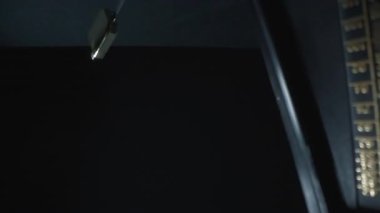 Ters sallanan klasik metronomun soyut görüntüsü. Yavaş çekim.