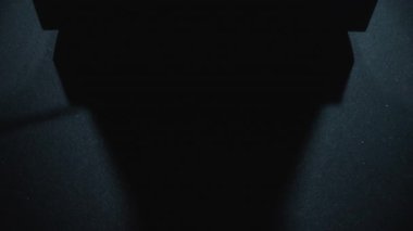 Bir ileri bir geri sallanan eski moda siyah metronomun soyut resmi. Yavaş çekim.