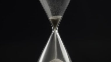 Kum saatinin içine düşen beyaz kumu kapat..