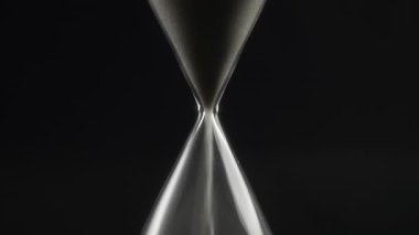 Kum saatine dökülen beyaz kumu kapat..