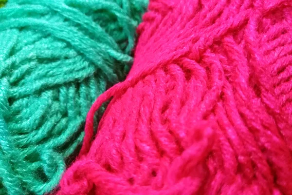 白い背景に毛糸 編物生地のためのアパレル材料 青とピンクの糸 — ストック写真