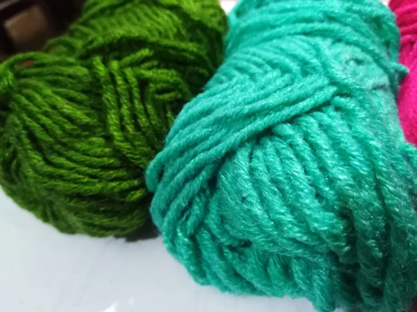 Bund Aus Blauem Und Grünem Wollgarn Auf Weißem Hintergrund Bekleidungsmaterial — Stockfoto