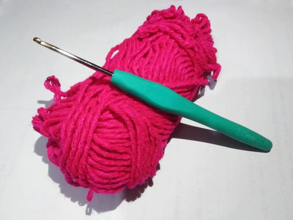 Pink Wool Yarn Knitting Needle White Background — Stock Photo, Image