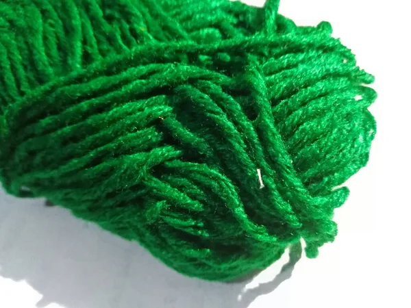 白色表面上的羊毛纱 绿毛纱是准备织成许多不同的项目 绿色织物 — 图库照片