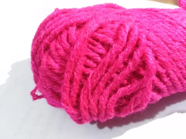 Wollgarn Auf Weißer Oberfläche Rosafarbenes Wollgarn Zur Herstellung Von Stoffen — Stockfoto