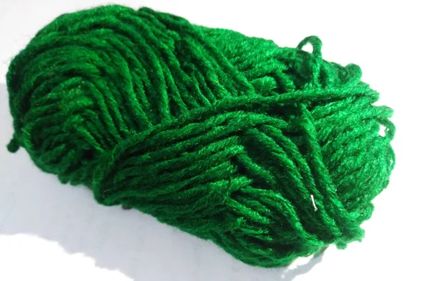 Wollgarn Auf Weißer Oberfläche Green Wool Yarn Ist Bereit Eine — Stockfoto