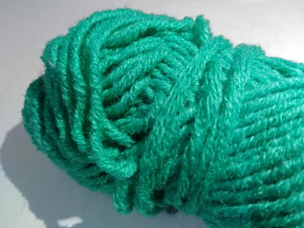 白い背景に毛糸の束 編物用アパレル素材 — ストック写真