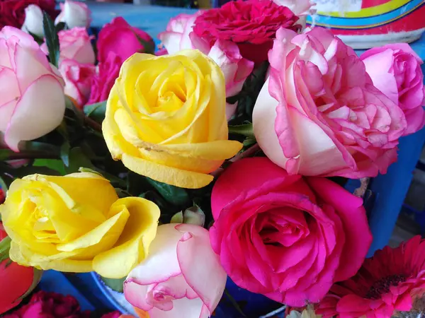バスケットにピンクと黄色のバラの花束 祭りのための美しい花 — ストック写真