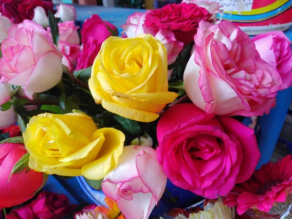 バスケットにピンクと黄色のバラの花束 祭りのための美しい花 — ストック写真