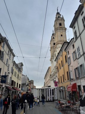 Parma, İtalya - Ekim 06, 2024: Paolotti 'nin yol kenarındaki İnsani Kütüphanesi. Tatilde sokak festivali var. Parma ünlü kütüphanesi. 