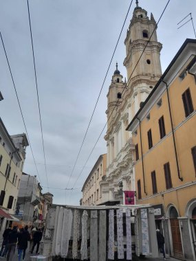 Parma, İtalya - Ekim 06, 2024: Paolotti 'nin yol kenarındaki İnsani Kütüphanesi. Tatilde sokak festivali var. Parma ünlü kütüphanesi. 