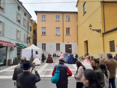 Parma, İtalya - 06 Ekim 2024: Parma geleneksel dans gösterisi sokak festivalinde. İtalya 'nın Parma şehrinde geleneksel İtalyan kültürü. 