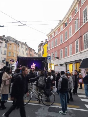 Parma, İtalya - Ekim 06, 2024: Parma City, İtalya 'da sokak festivali konseri. İnsanlar anın tadını çıkarıyor. Eski bina geçmişi. Tarihsel Parma Şehri.