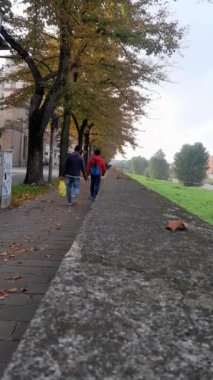 Parma, İtalya - 17 Ekim 2024: Parma City şehir merkezi bir nehrin yanında. Güzel Parma yaşam tarzı. İtalya 'nın ünlü şehri Parma. 