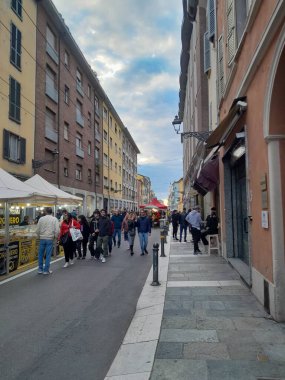 Parma, İtalya - Ekim 06, 2024: Verdi Off festival sokak fuarı, Parma City, İtalya. Yürüyen insanlar ve tarihi yapılar. 