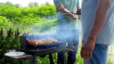 Izgara video görüntülerinde barbekü. Barbekü tavuk ve sığır eti ile parti.