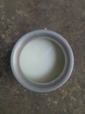 Tencerede saf süt. Süt, kalsiyum, fosfor, D vitamini ve protein içeren sağlıklı bir besin desteğine sahiptir..