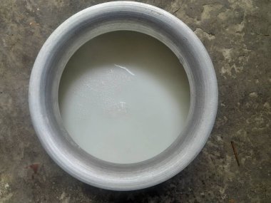 Tencerede saf süt. Süt, kalsiyum, fosfor, D vitamini ve protein içeren sağlıklı bir besin desteğine sahiptir..