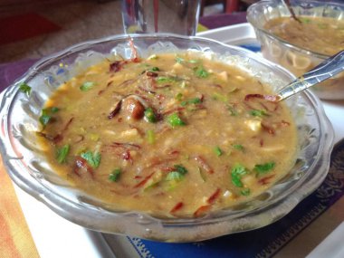 Baharat ve şifalı bitkilerle sağlıklı ve lezzetli Haleem. Geleneksel Bangladeş Haleem. 