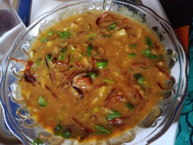 Baharat ve şifalı bitkilerle sağlıklı ve lezzetli Haleem. Geleneksel Bangladeş Haleem. 
