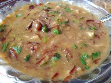 Baharat ve şifalı bitkilerle sağlıklı ve lezzetli Haleem. Geleneksel Bangladeş Haleem. 