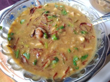 Baharat ve şifalı bitkilerle sağlıklı ve lezzetli Haleem. Geleneksel Bangladeş Haleem. 