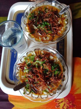 Baharatlı Haleem, şifalı otlar, et ve sebze karışımı. Haleem 'li bir bardak su.. 