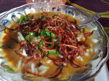Bangladeş geleneksel shahi haleem malzemeli pirinç unu, çeşitli tohumlar un, baharatlar, otlar, et, sebze karışımı..  